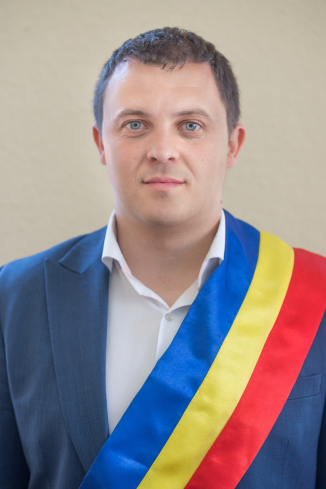 Viorel Maxim - Primarul comunei Iacobeni 